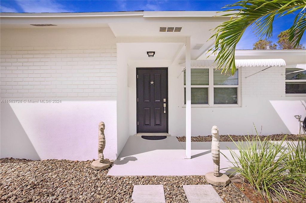 Photo of 1519 Summer Ave, Jupiter, FL 33469 (MLS # A11563728)