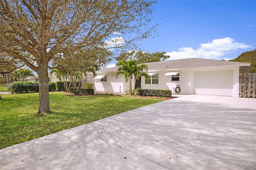 Photo of 1519 Summer Ave, Jupiter, FL 33469 (MLS # A11563728)