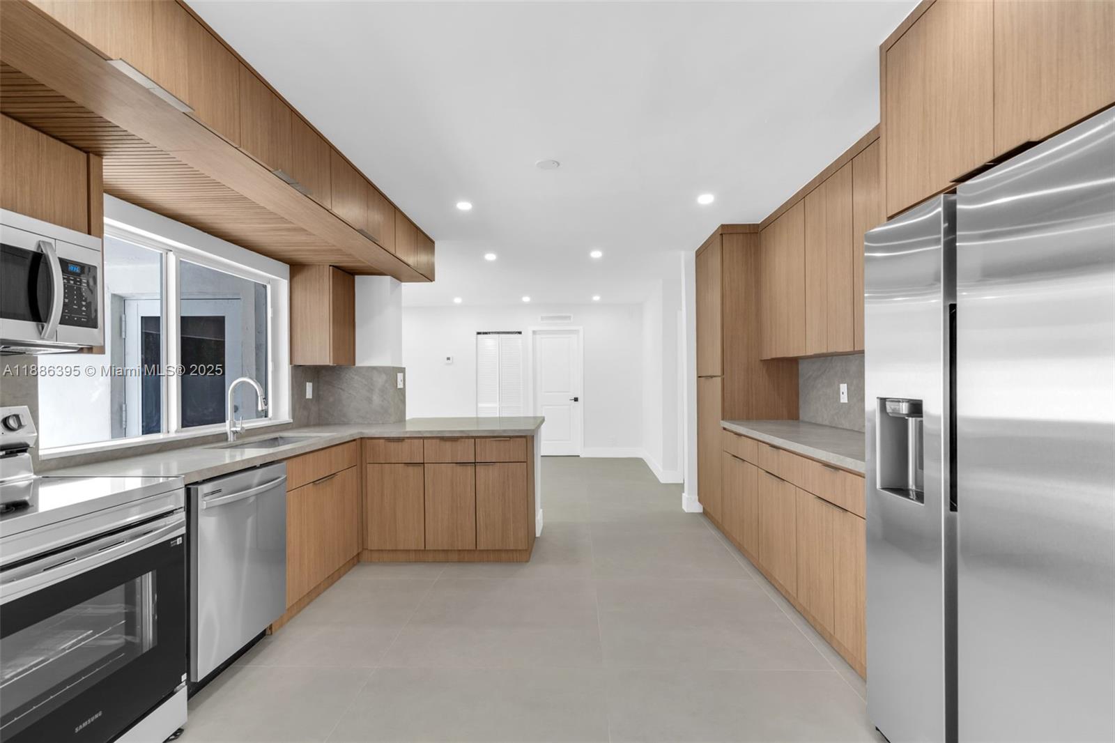 PLANTATION PARK LAKESITES - Residential