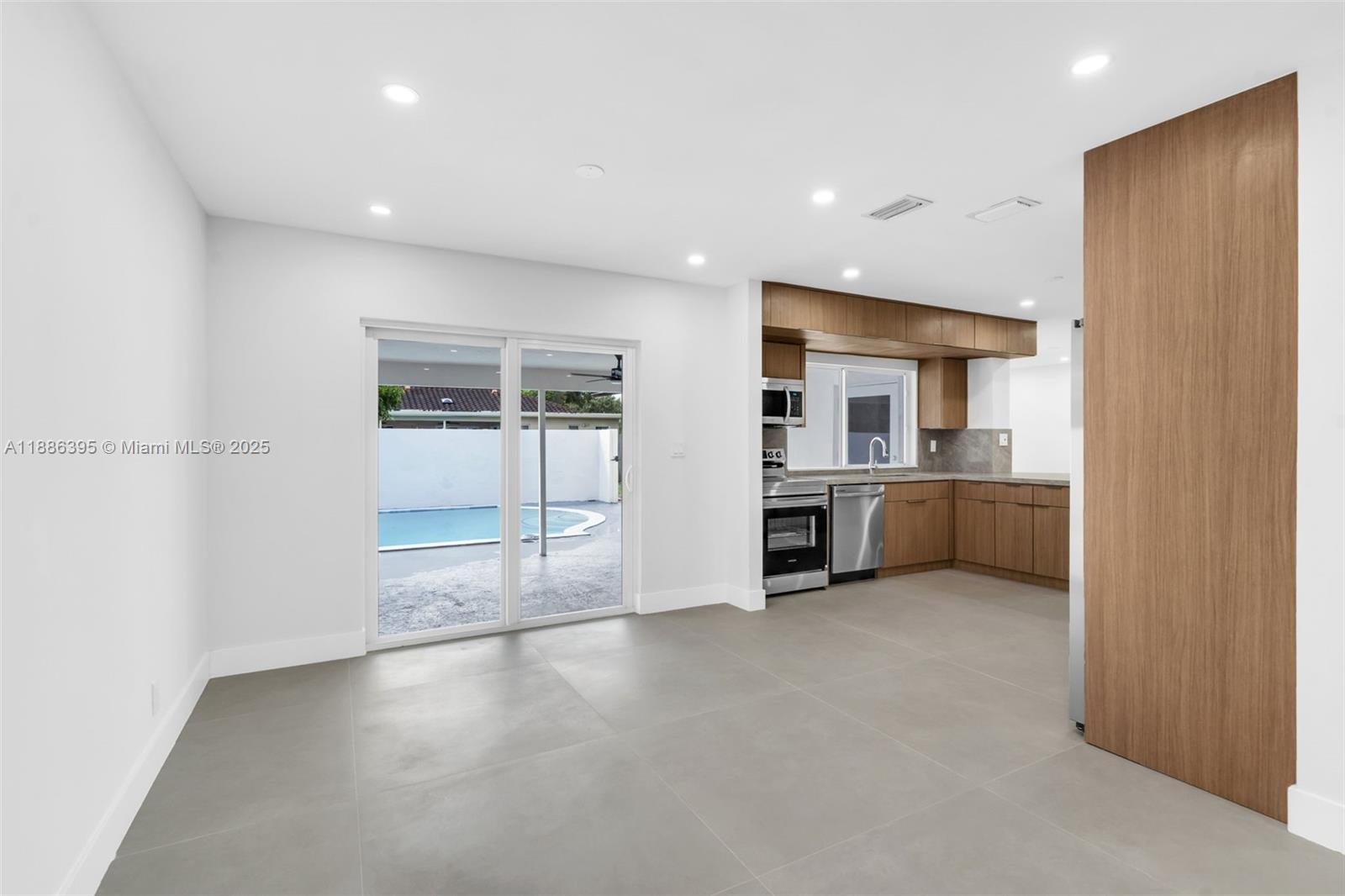 PLANTATION PARK LAKESITES - Residential