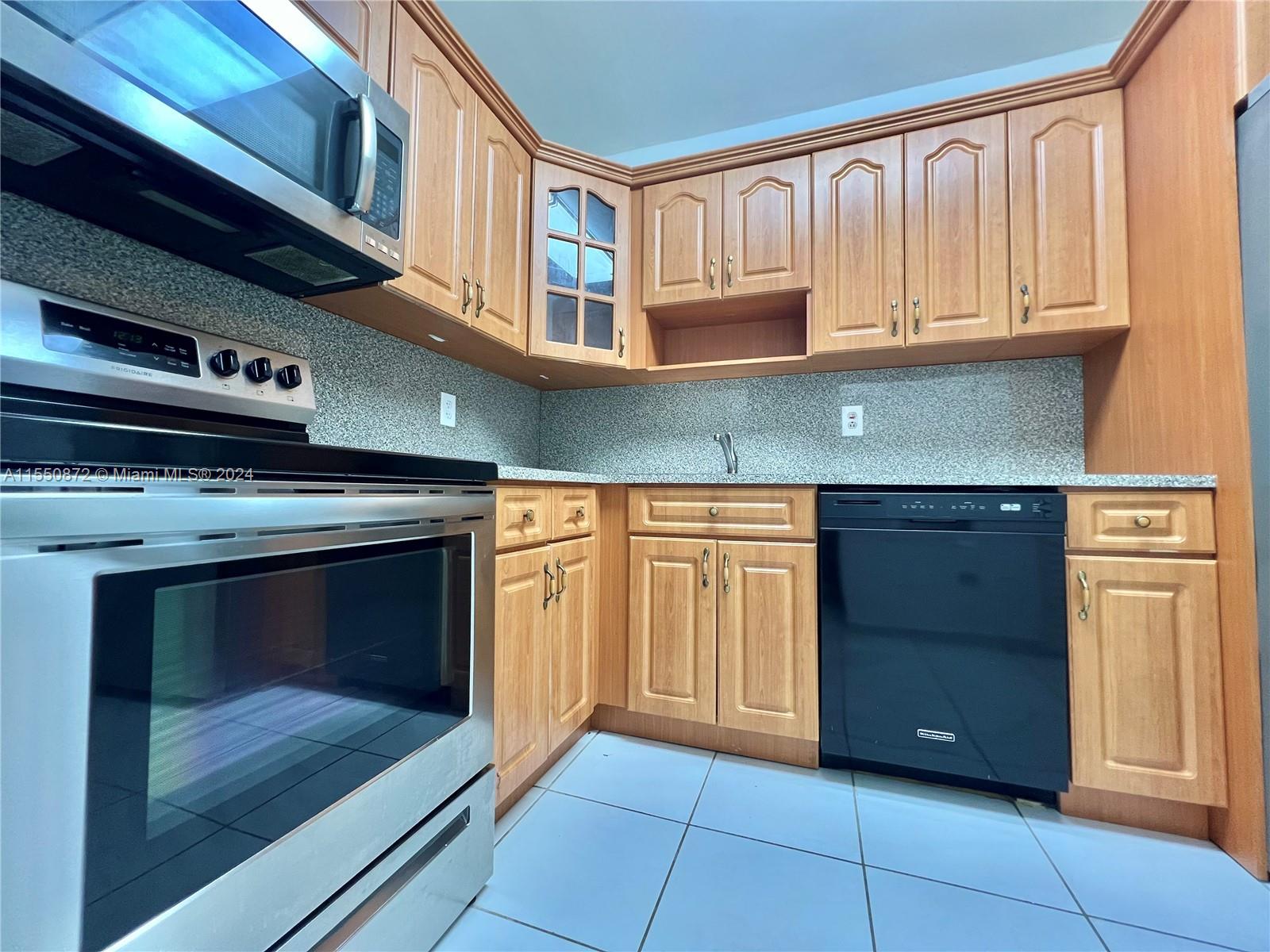LAKEWOOD VILLAS CONDO - Residential Lease