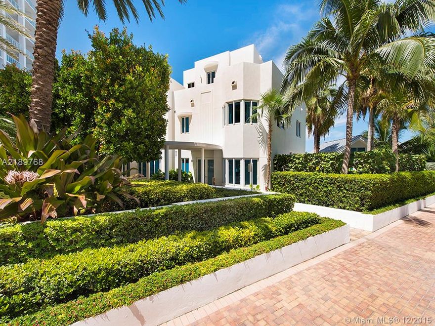 Great ocean views from this amazing 3-Story Townhouse at the prestigious Continuum on South Beach North Tower. A third bedroom was enclosed and added to the ground floor. Private pool on the ground level and Jacuzzi on the rooftop deck. Lots of outdoor sp ace on all floors. Corner home with lavish landscaping. Luxury amenities, 24 hour security, and much more.