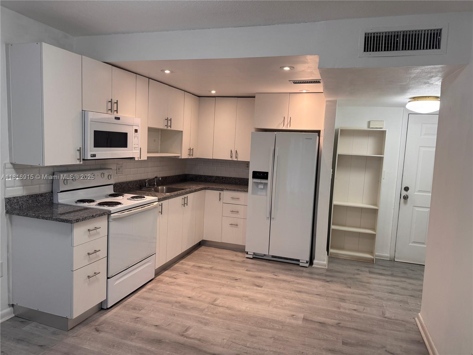 VISTA ALEGRE CONDO - Residential