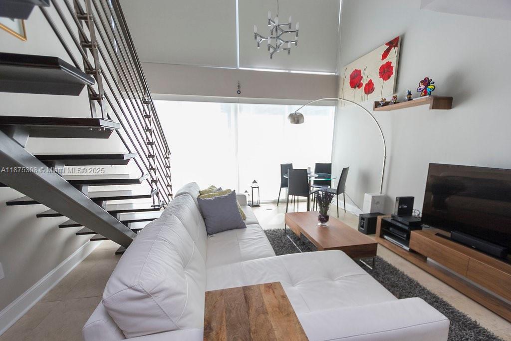 1 bed/1.5 bath, two-story LOFT in the heart of Brickell. Features include granite countertops, stainless steel appliances, washer/dryer, and tiled floors throughout. Enjoy breathtaking city and Miami River views from floor-to-ceiling windows. Prime location offers easy access to Metromover and Mary Brickell Village shops & City Centre. Amenities Include: 2 pools, Jacuzzi, Fitness center, Spa, Front Desk Service, Valet.
A must-see unit! Tenant occupied - 48-hour notice required for showings.