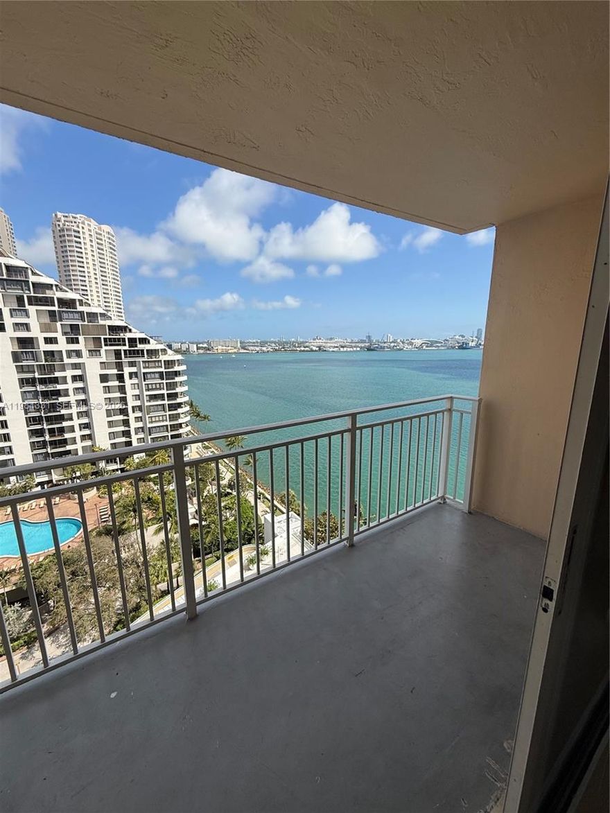 BEAUTIFULL UNIT IN THE HEART OF BRICKELL KEY, 1/1 UPDATED WITH AMAZING VIEW AND GREAT AMENITIES. SECURITY 24 HS. WALKING DISTANCE TO ALL PLACES Y BRICKELL. READY TO MOVE IN TO A DIFFERENT STYLE OF LIVING.