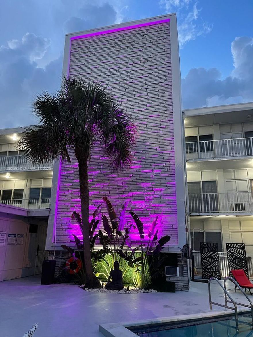 Exquisite one bedroom apartment located on the 3rd floor, just steps away from Walgreens & other shops.
Residence offers a renovated modern style kitchen with SS appliances & granite countertops, updated
bathroom,two large walk in closets, spacious bedroom, sizable living room and formal dining area. Building
features gated entrance, elevator, and pool with sundeck. Assigned parking available for $.../month or general
parking for $ ..month (SEE WITH THE BUILDING MGR) RAPID APPROVAL IF WELL DOCUMENTED, RENTAL 
APPLICATION IN ATTACH, PET ARE WELCOME WITH ANNUAL PET FEE NON REFUNDABLE.