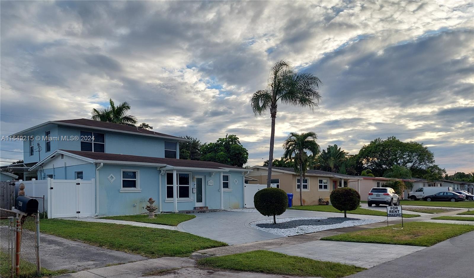 Exceptional HOUSE, this house has 4 1/2 bedrooms and 2 1/2 bathrooms, a complete kitchen with 2 refrigerators, all remodeled, Swimming Pool, barbecue, laundry, many windows keep this house bright and circular entrance.
Large back lot including oversized pool and Beautiful Patio, large covered deck. Excellent location, offering proximity to freeways and Hollywood shopping, supermarkets, schools, hospitals, just minutes from the beach