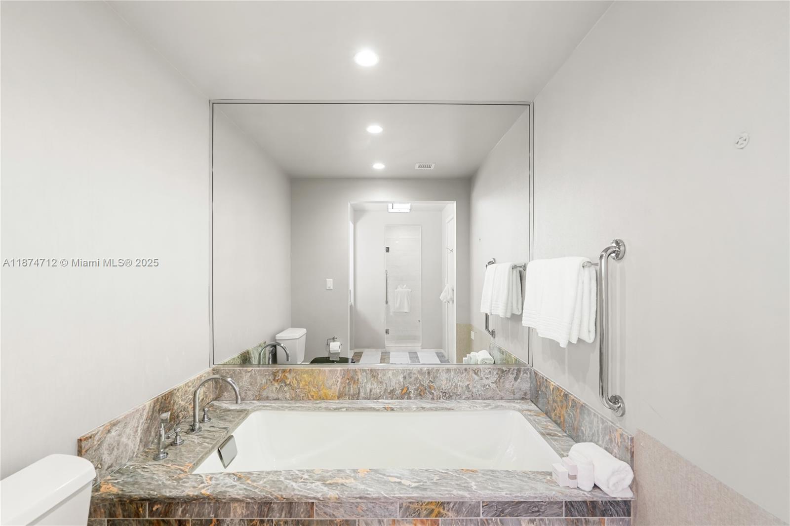 551 FLB CONDOMINIUM RESID - Residential