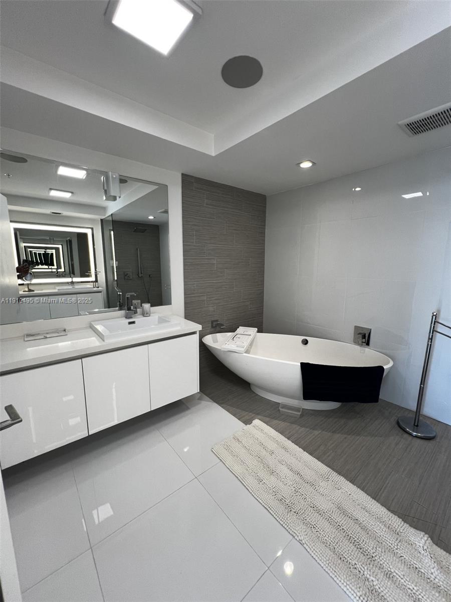 PARQUE TOWERS CONDO - Residential