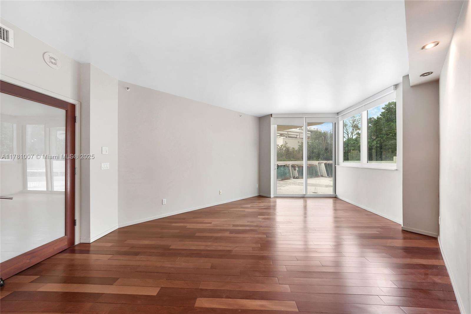300 S Pointe Dr 305