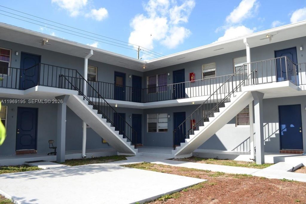 Photo of 927 S Pine St, Lake Worth, FL 33460 (MLS # A11969195)