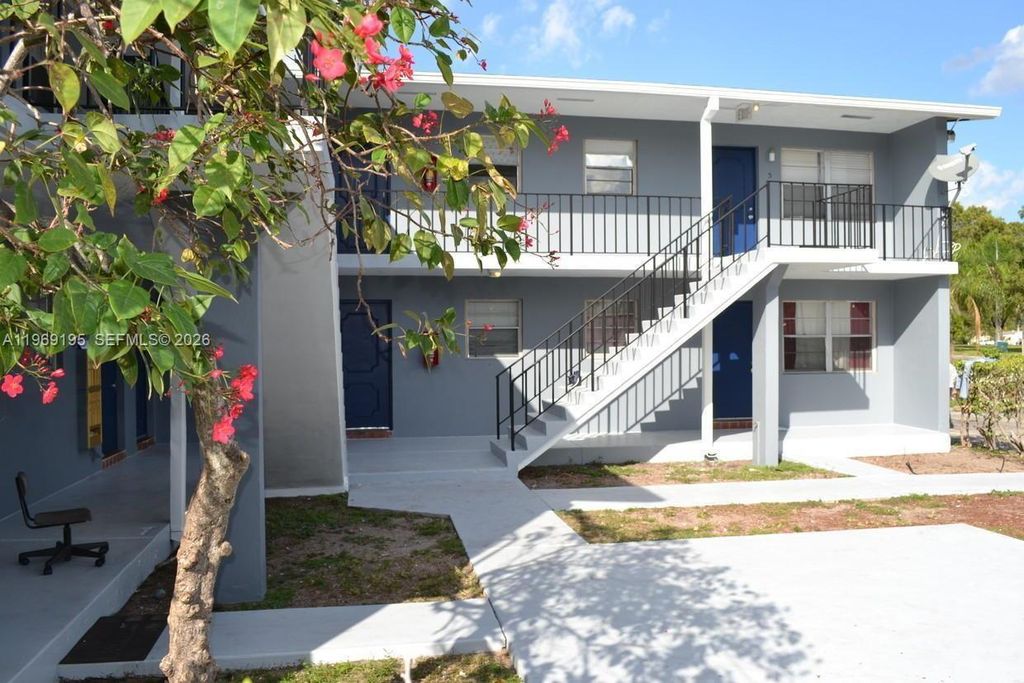 Photo of 927 S Pine St, Lake Worth, FL 33460 (MLS # A11969195)