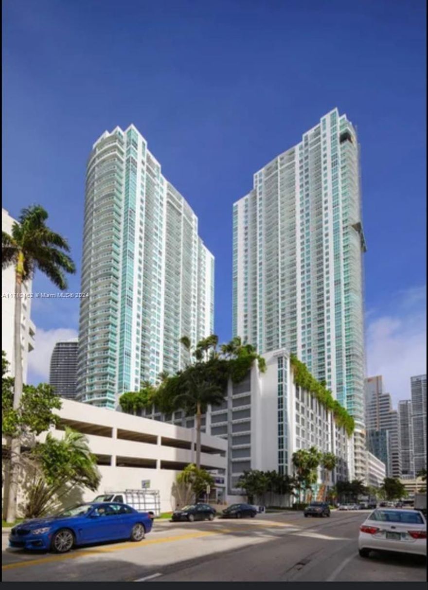 Beautiful, spacious one bedroom unit in the heart of BRICKELL with floor to ceiling windows. Great balcony.
Washer/dryer inside. Excellent location. Incredible amenities: state of the art gym, 2 heated pools, steam room,
theater room, business center, party room, lounge, spa, 24/hr concierge, valet, and much more!! Walk to Mary
Brickell Village!!! Basic cable/Internet is included. Tenant occupied until Feb 14th, 2025. Showing assist for
appointment / 24 hours in advanced. Allow time to confirm. Tenant to pay one month rent as association security
deposit + first, last, and security deposit.