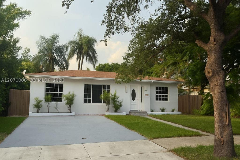 Photo of 1931 Mayo St, Hollywood, FL 33020 (MLS # A12070006)