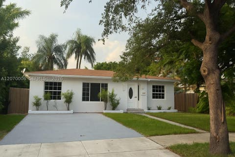 Photo of 1931 Mayo St, Hollywood, FL 33020 (MLS # A12070006)