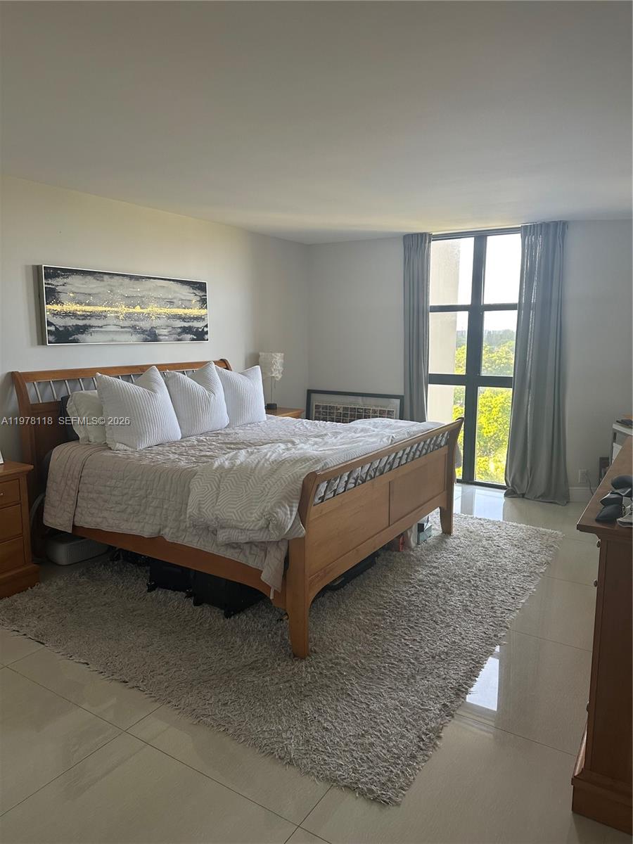 TOWERS OF QUAYSIDE CONDO - Residential