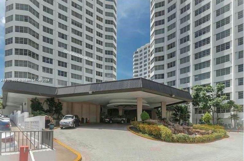 Large Four Ambassadors studio apartment located in the heart of Brickell and featuring spectacular views of Biscayne Bay. The apartment has received a recent update, fresh paint, and offers a modern kitchen and updated bathroom, large living area, and a huge walk-in closet. The development is ideally located for anyone interested in living in heart of Brickell. The Four Ambassadors offers outstanding views of Biscayne Bay, Miami Beach and the ocean, two Olympic-sized swimming pools overlooking the Biscayne Bay, the poolside Bayview Bar and Grill, several spa Jacuzzis, the Viba Ambassadors Spa, Carol-Ann Beauty Salon, Brickell Bay Café and Bakery, 24-hour valet parking, all in a gated and secure development.