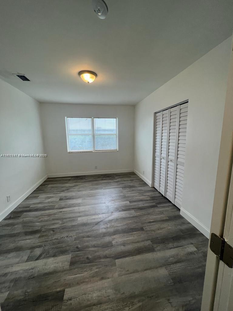 Lovely 1/1 unit with beautiful bathroom. Close to Biscayne Blvd. Must see!