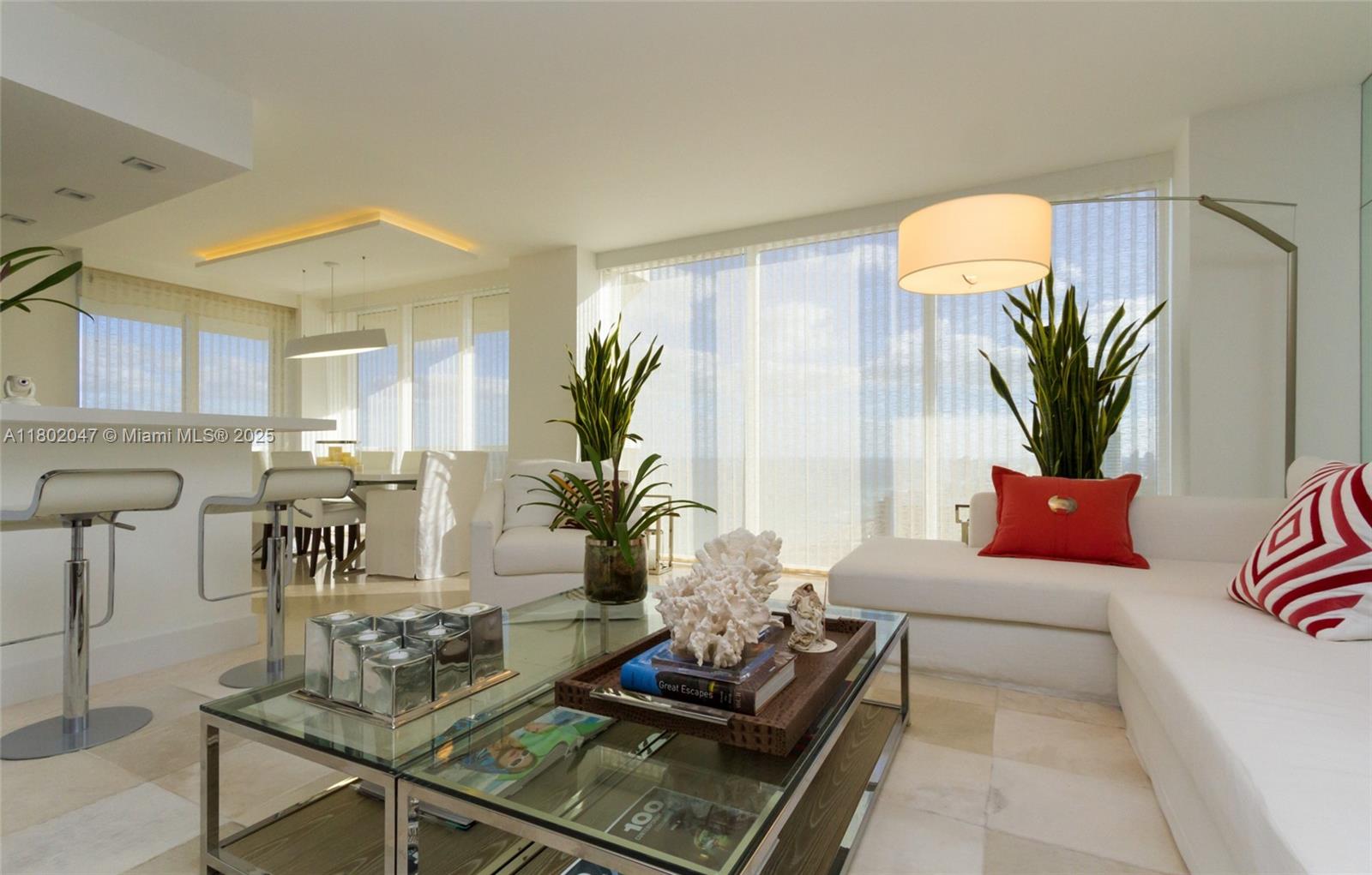 4775 Collins Ave 3203