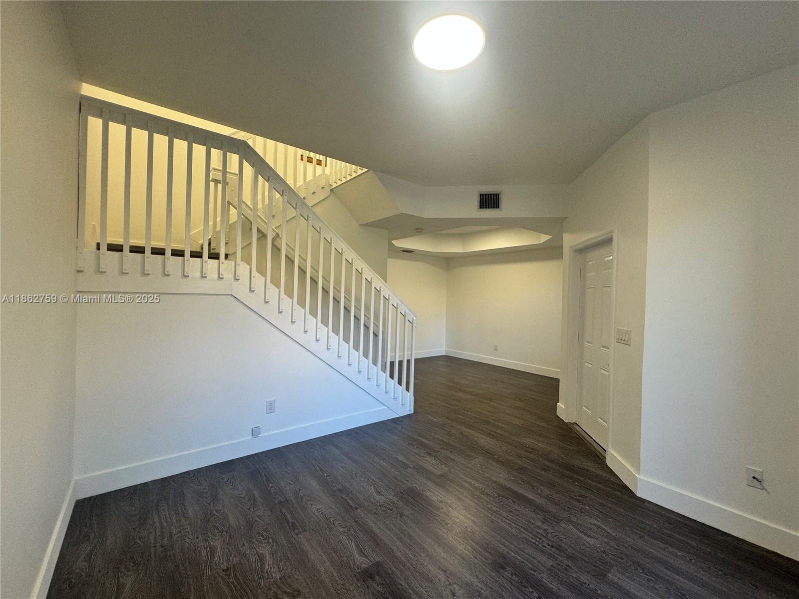 VILLAS AT HARBOR ISLES CO - Residential Lease