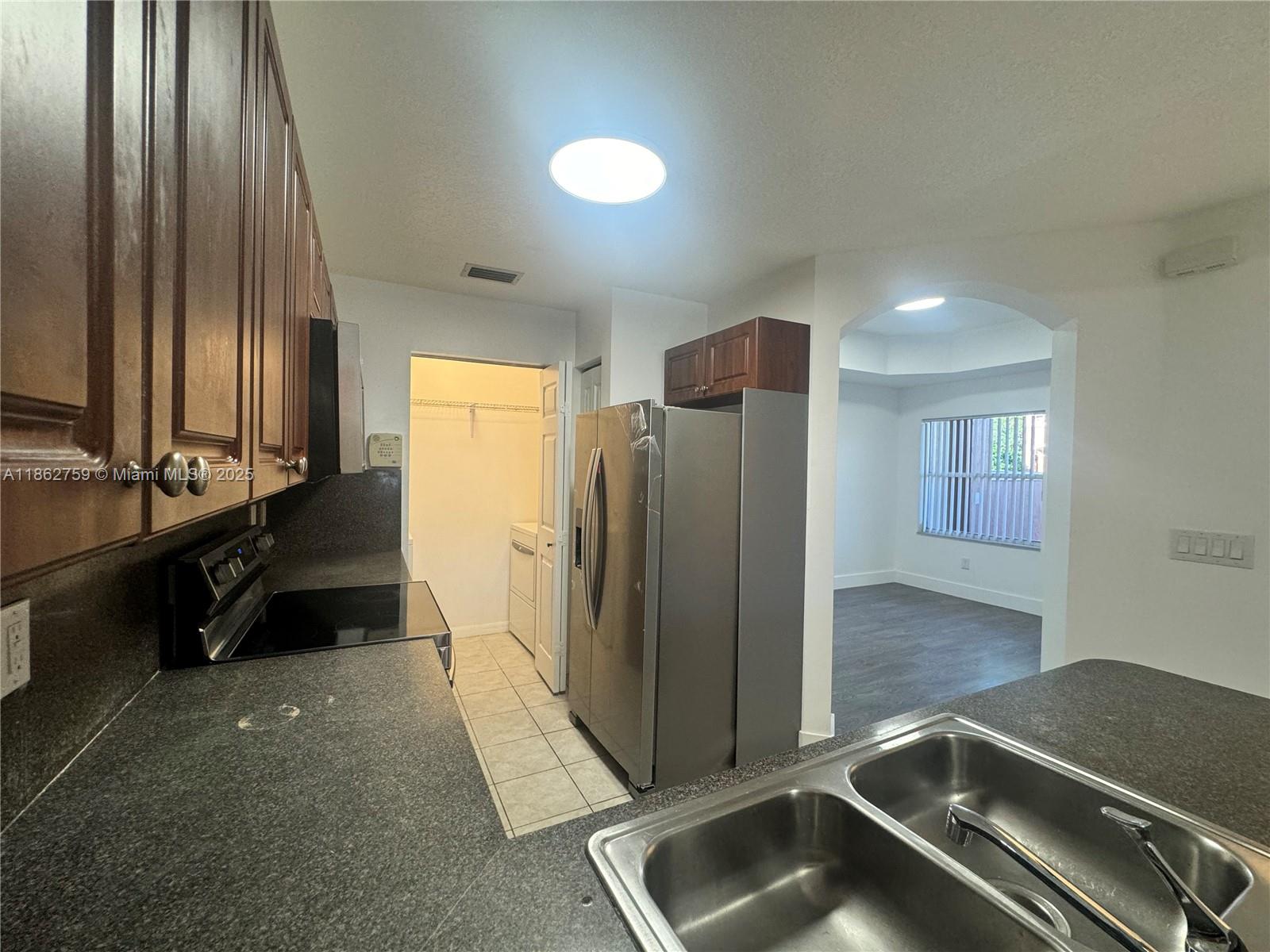 VILLAS AT HARBOR ISLES CO - Residential Lease