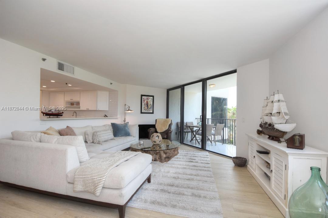 TOWNHOUSES OF HIGHLAND BE - Residential