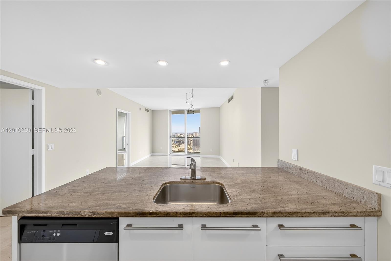 LATITUDE ON THE RIVER CON - Residential