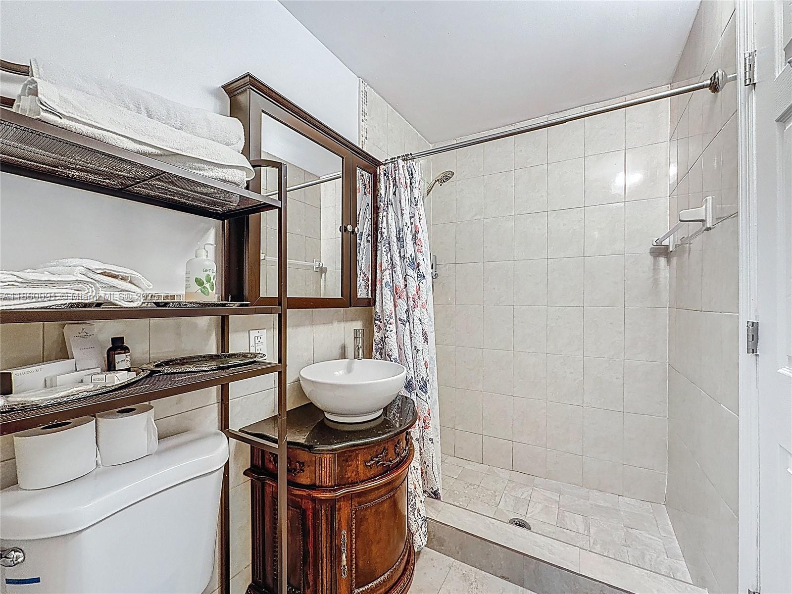 CRESTHAVEN NO 5 - Residential Lease