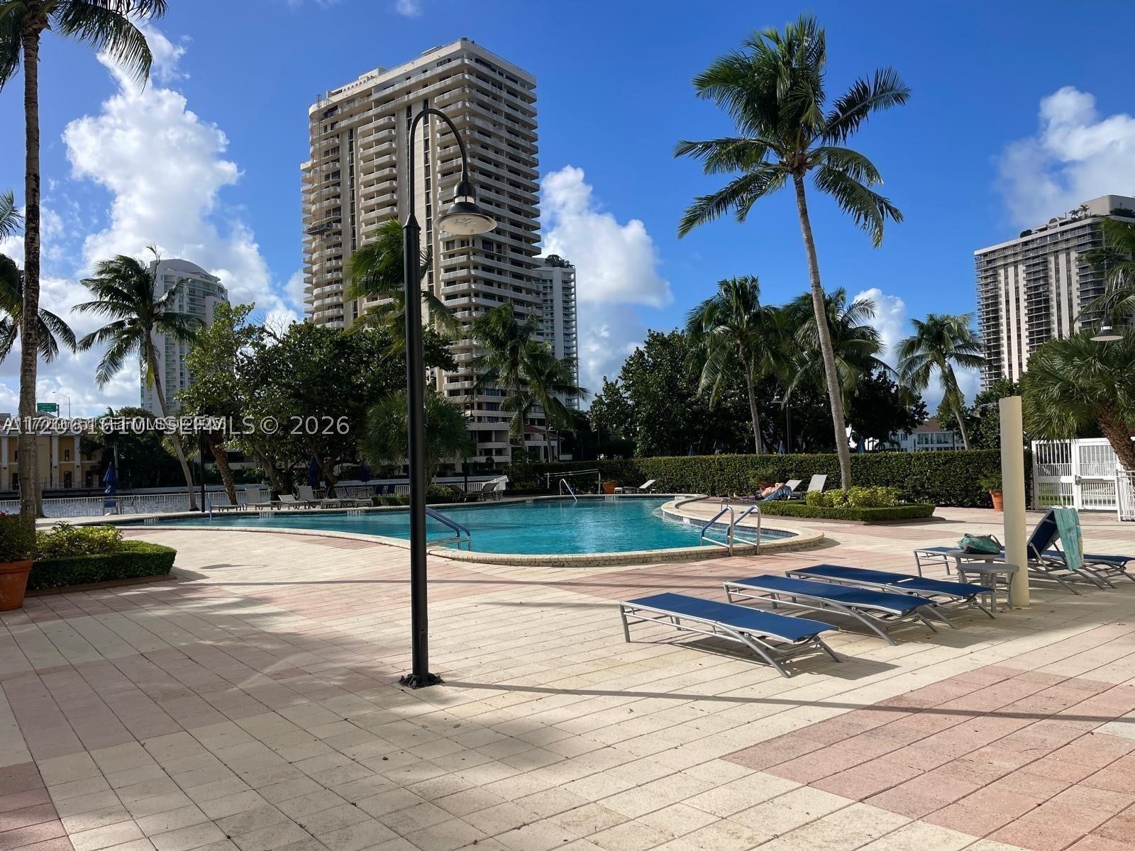 19390 Collins Ave 308