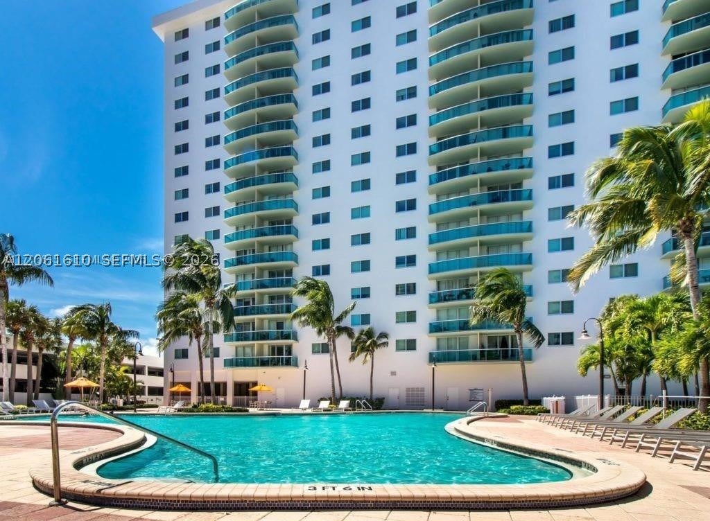19390 Collins Ave 308