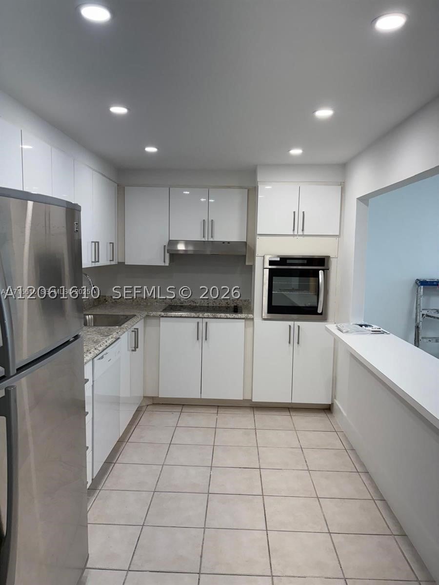19390 Collins Ave 308