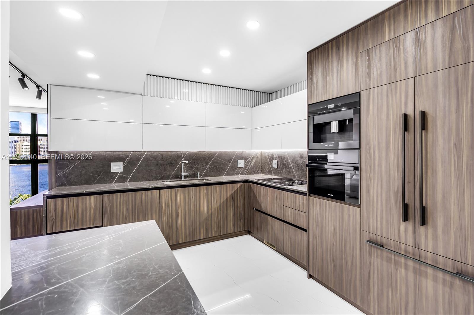 200 LESLIE CONDO - Residential