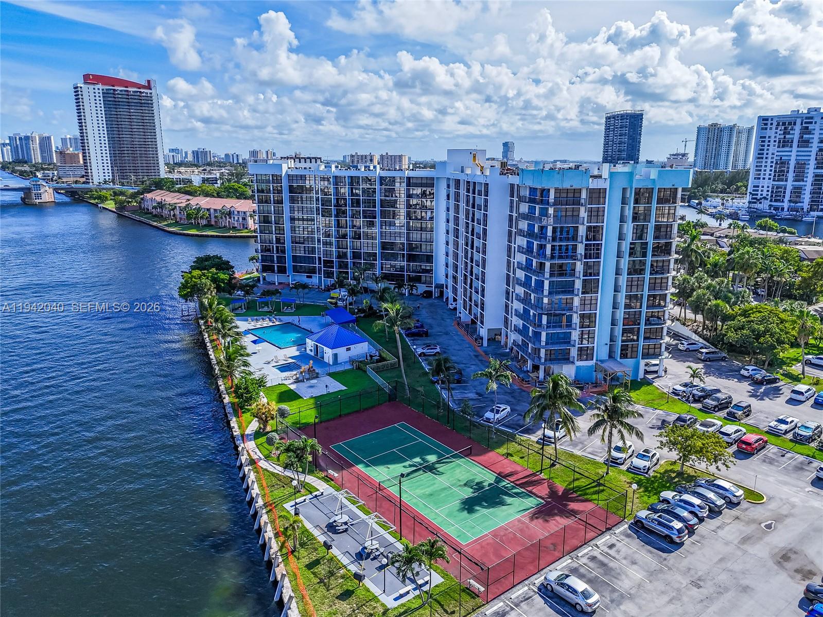 200 LESLIE CONDO - Residential