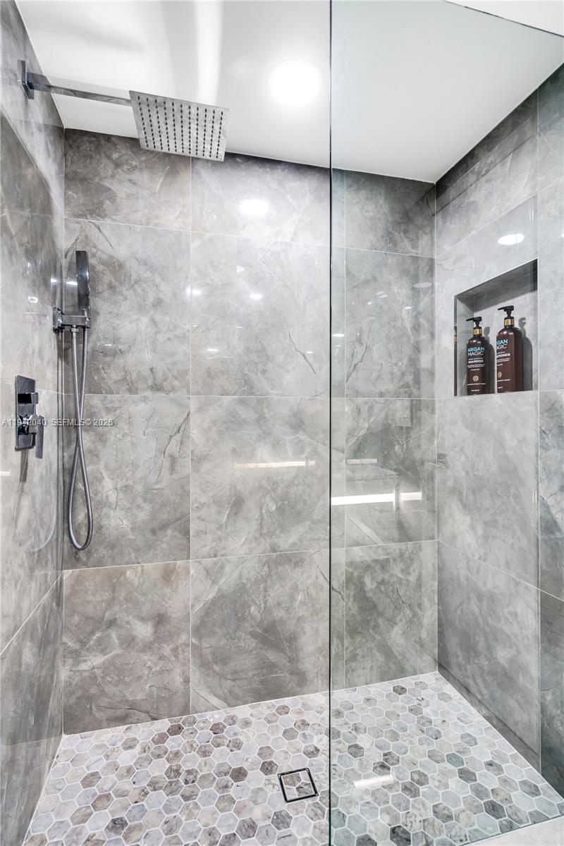 200 LESLIE CONDO - Residential