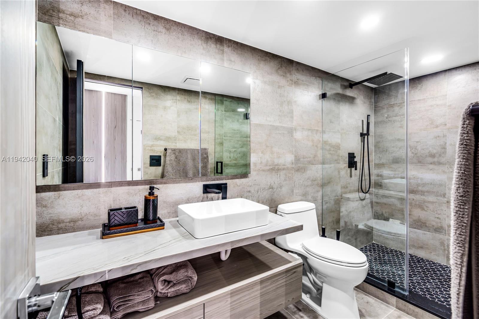 200 LESLIE CONDO - Residential