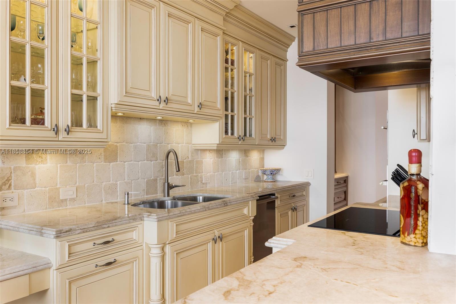 VILLA REGINA CONDO - Residential