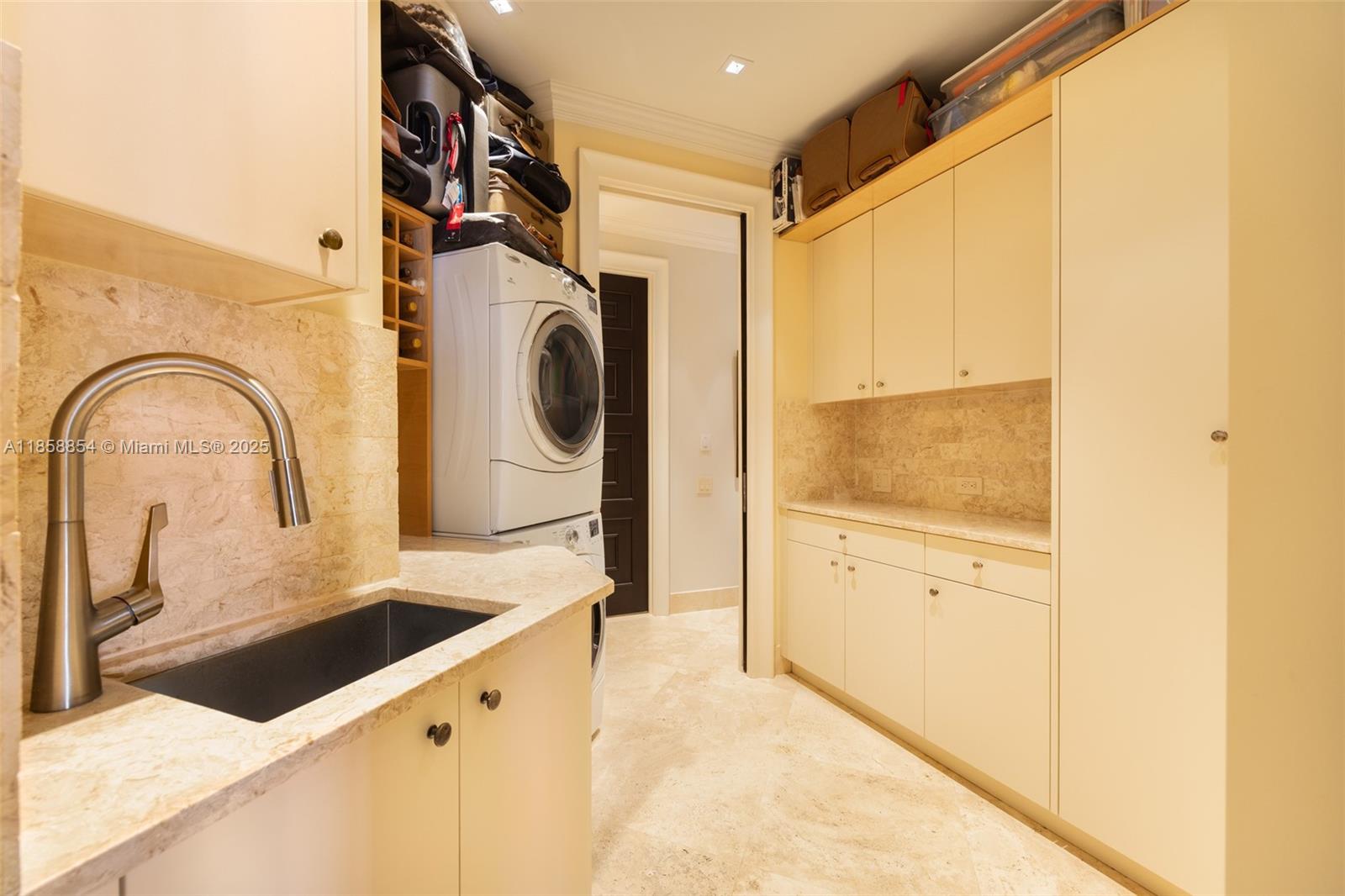 VILLA REGINA CONDO - Residential