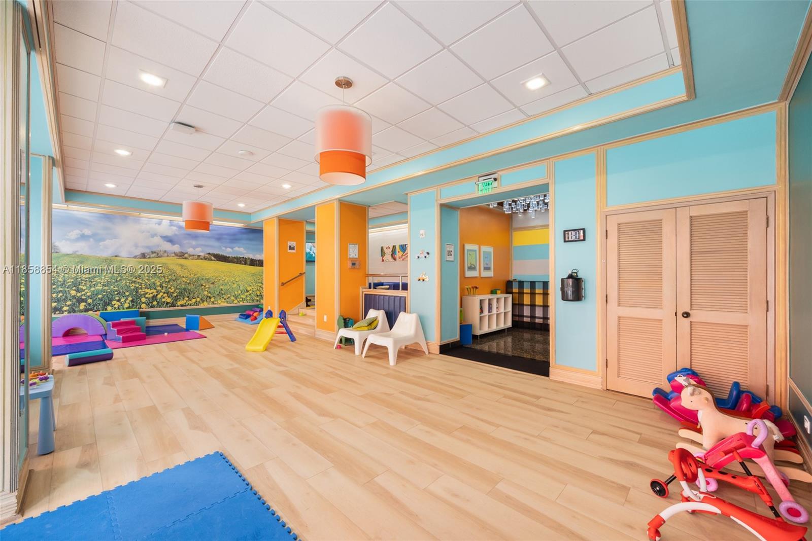 VILLA REGINA CONDO - Residential