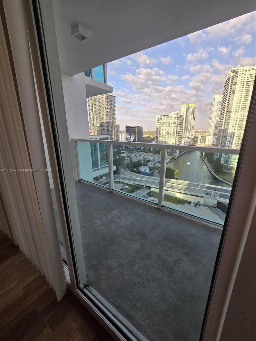 Beautiful 1-Bedroom, 1-Bathroom Apartment in Brickell on the River Floor: 24th Bright and spacious with stunning views, Hardwood floors throughout, Washer and dryer in the unit.This charming apartment offers a fantastic living experience in one of Miami's most desirable neighborhoods

Great opportunity in a prime location . Don't miss out on this incredible opportunity!