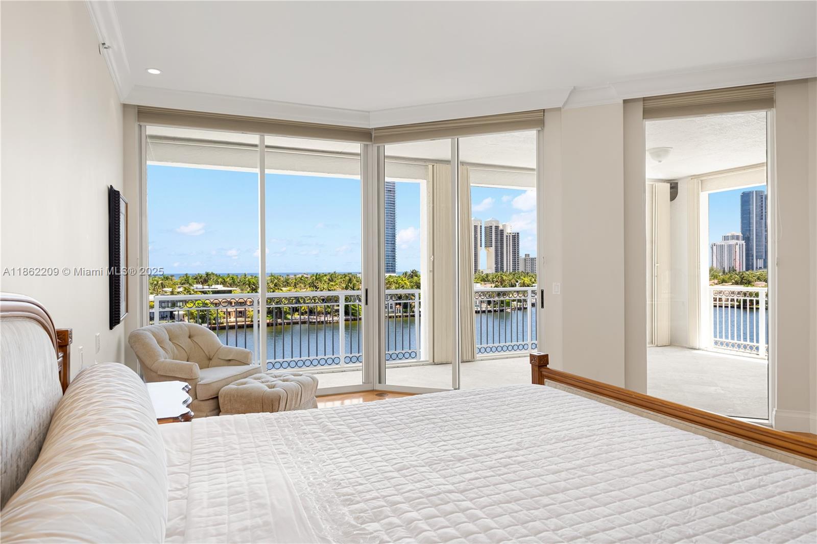 BELLA VISTA MID-RISE SOUT - Residential