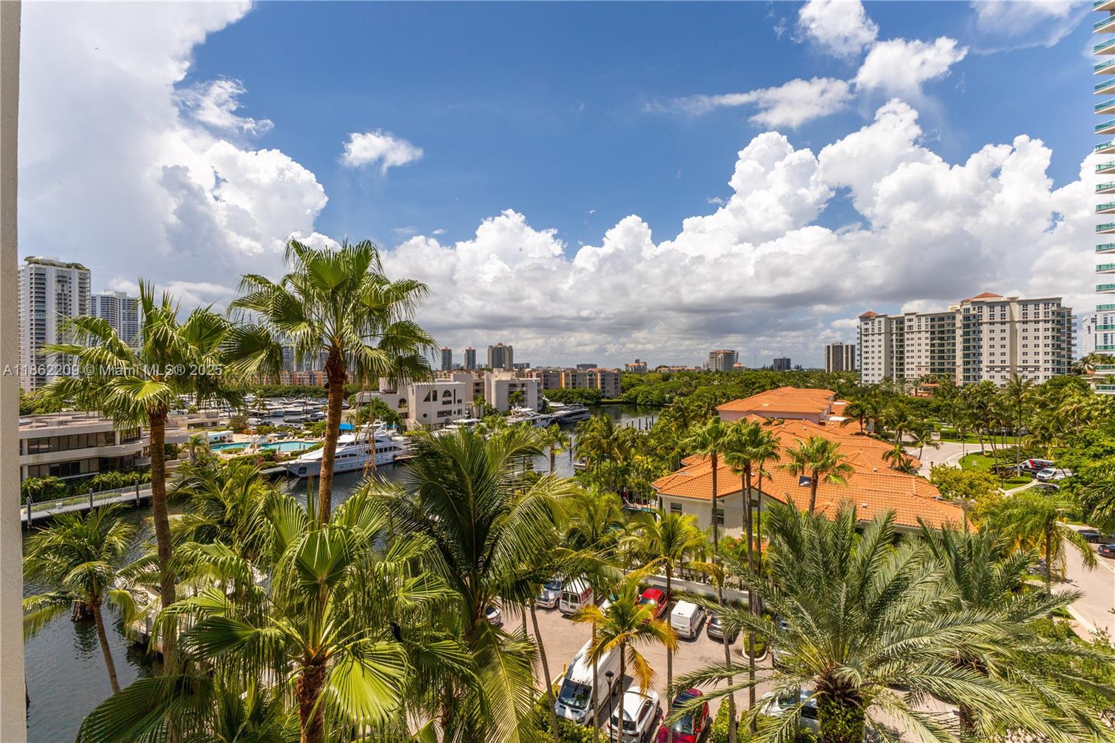 BELLA VISTA MID-RISE SOUT - Residential