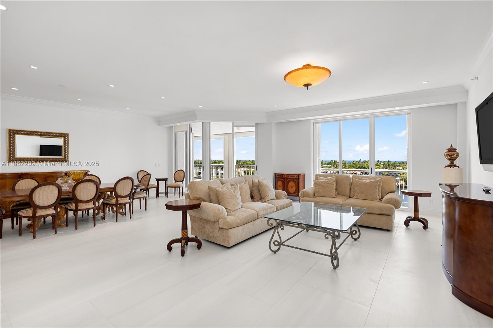 BELLA VISTA MID-RISE SOUT - Residential