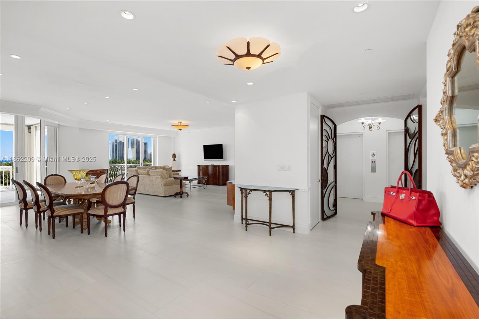 BELLA VISTA MID-RISE SOUT - Residential