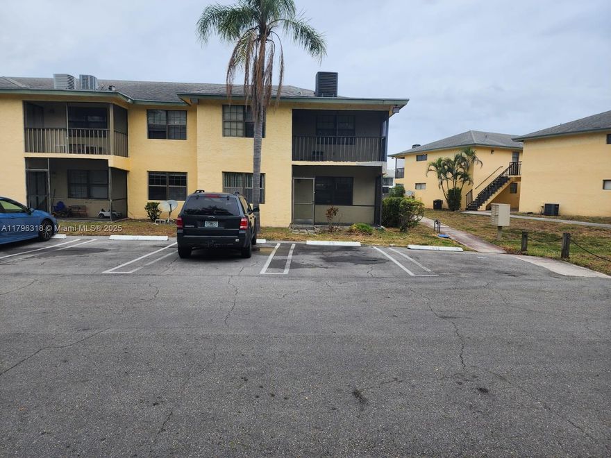 Excellent 2/2 in desired DelRay Beach Area.. Close to Shoppings, Restaurants and Schools. Vacant and easy to Show. No Pets. Good income and credit. FIRST +  2 months DEPOSIT.
