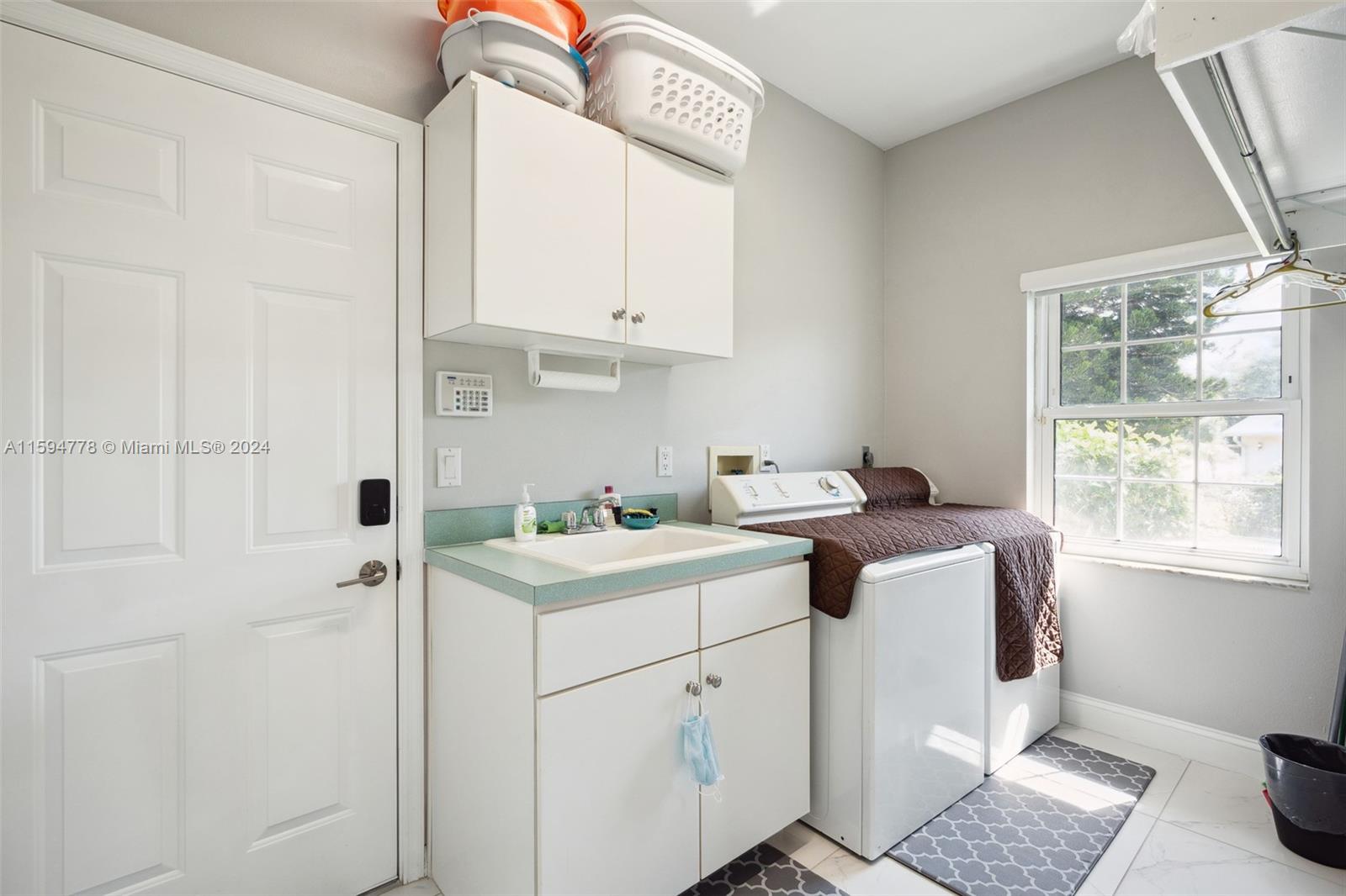 ARROWHEAD LAKE - Residential