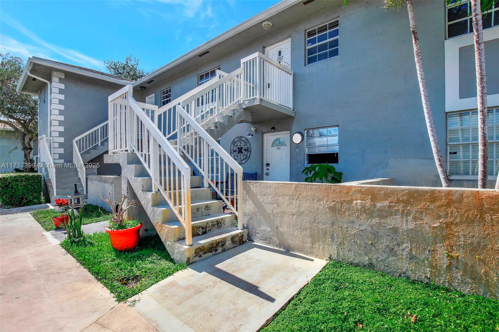 MONTEREY VILLAGE-TWO COND - Residential