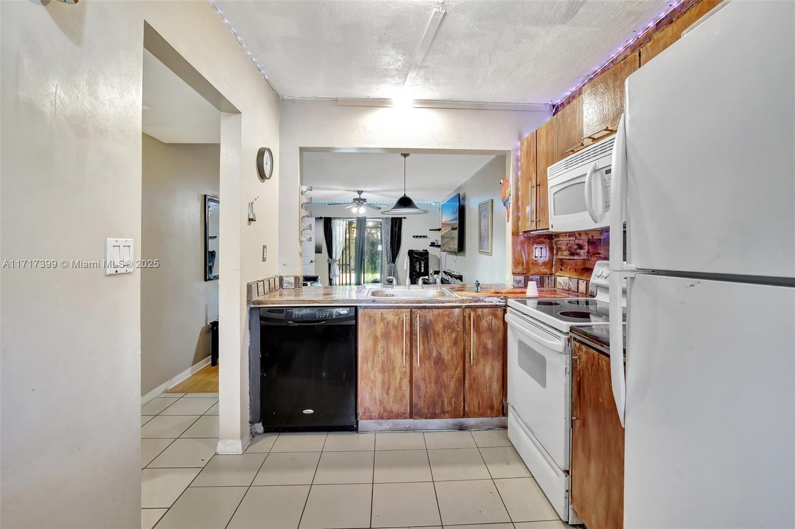MONTEREY VILLAGE-TWO COND - Residential