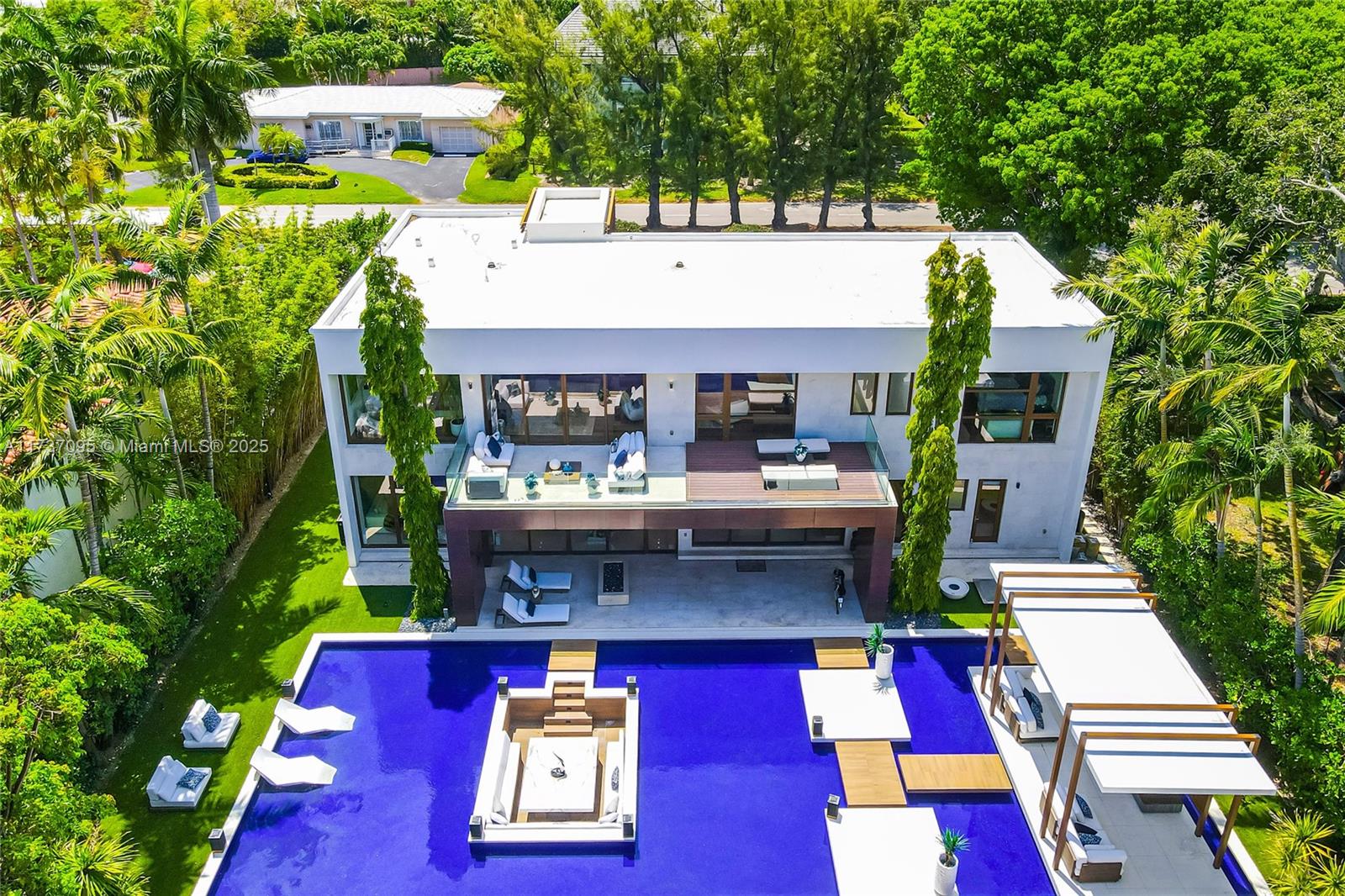 3009 Pine Tree Dr