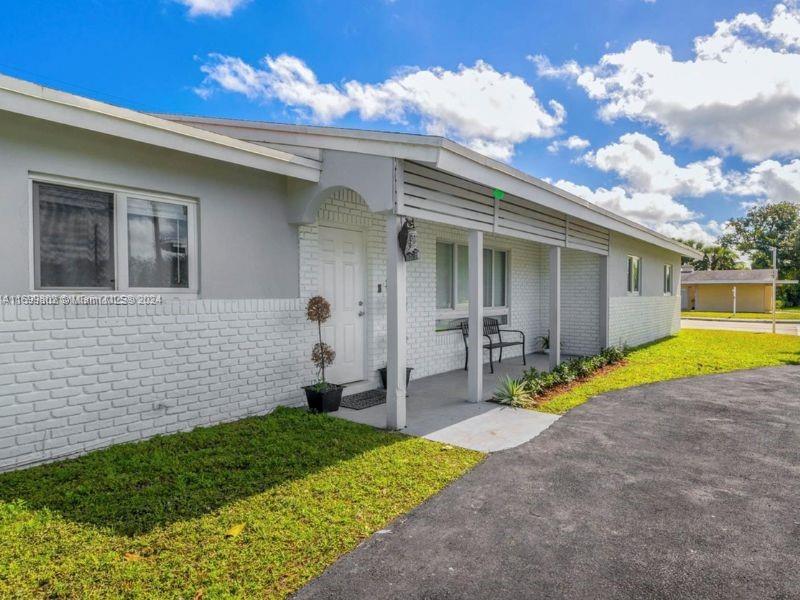 2900 Nw 9th Ave, Wilton Manors, Broward County, Florida - 4 Bedrooms  
2 Bathrooms - 