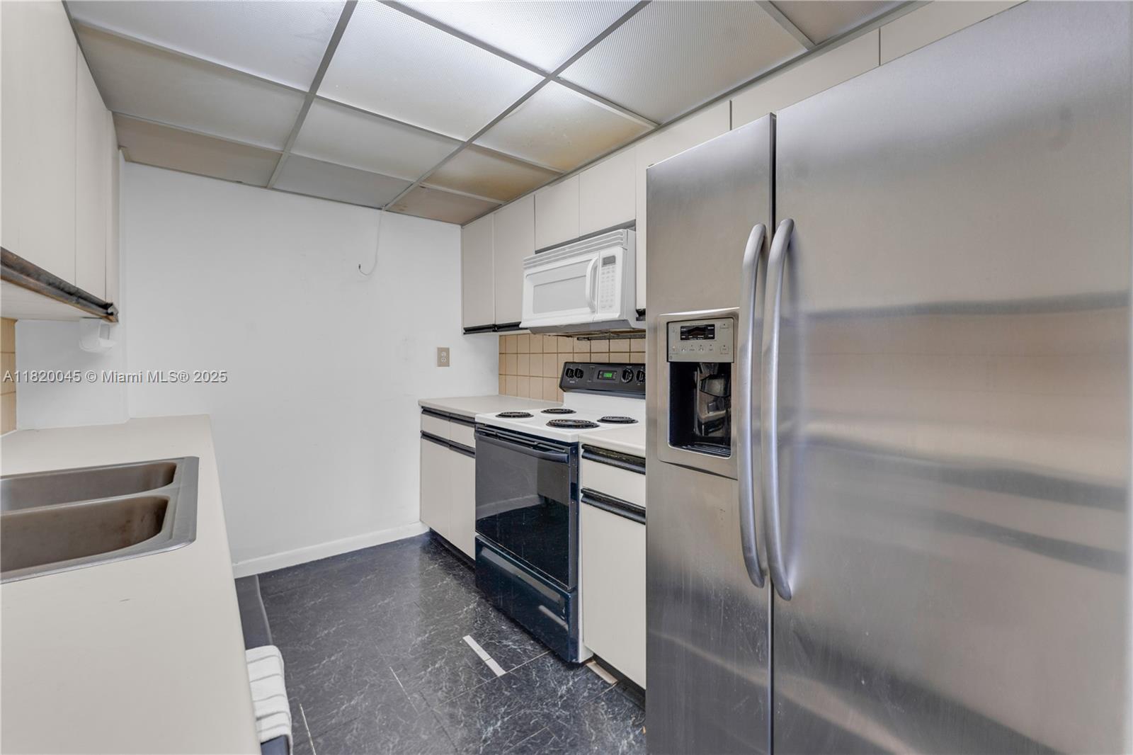 2457 Collins Ave 201